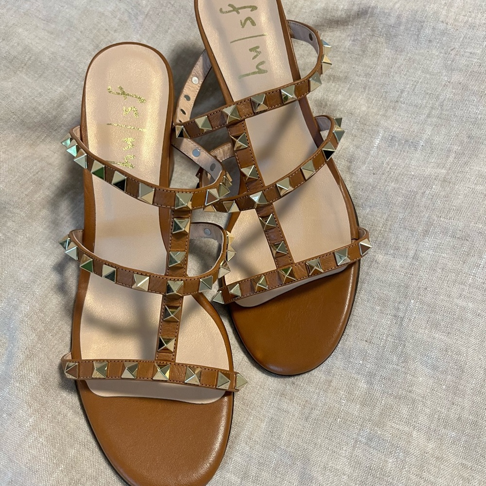 Women’s size 9 brown and gold sandals. Block mid size heel. Only worn twice.